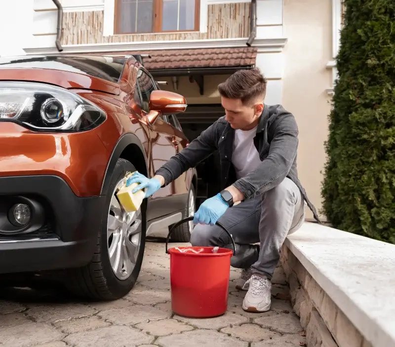 Lavage auto à domicile Le Bouscat : professionnel intervenant sur un véhicule
